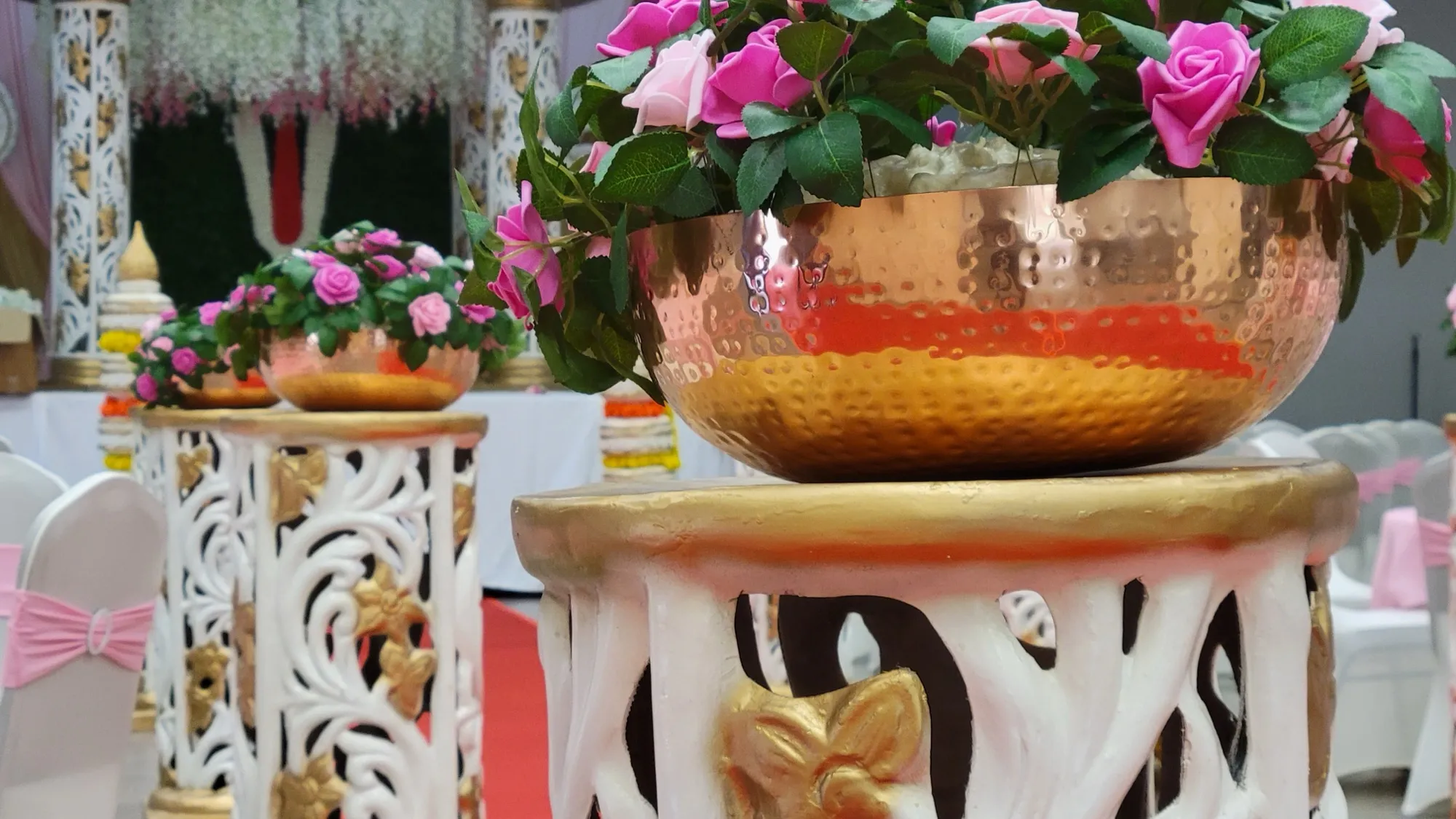 Gold pedestal hammered bowl roses — Pink Wisteria Mandap